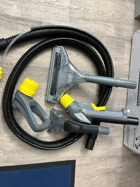 Kärcher Waschsauger Teppichreiniger Puzzi 8/1 ADV - B-WARE - sehr guter Zustand
