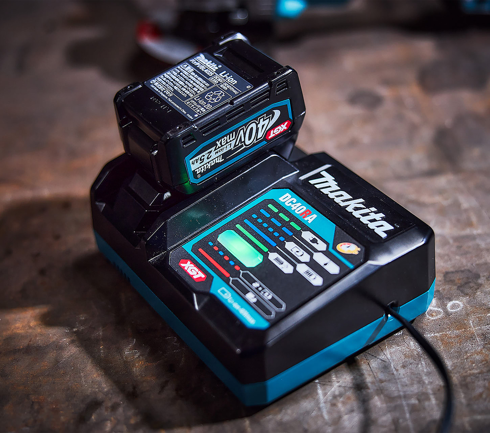 Makita Schnellladegerät - DC40RA - für 40V Akkus von Makita - 191E07-8